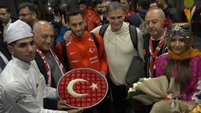 A Milli futbol takımına baklavalı karşılama